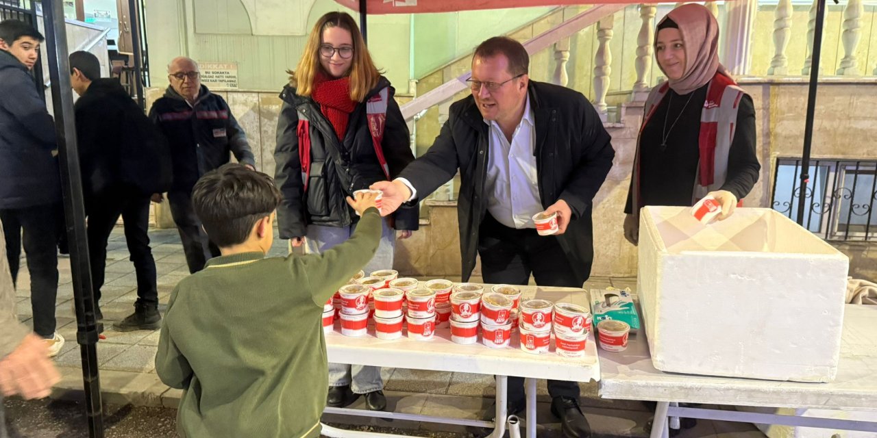 İzmit Belediyesinden Regaip Kandilinde Helva İkramı