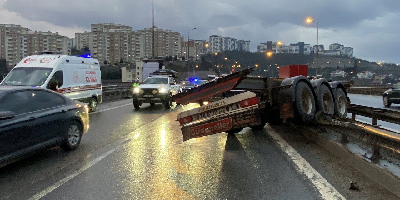 Makaslama yapan tırdan konteyner düştü