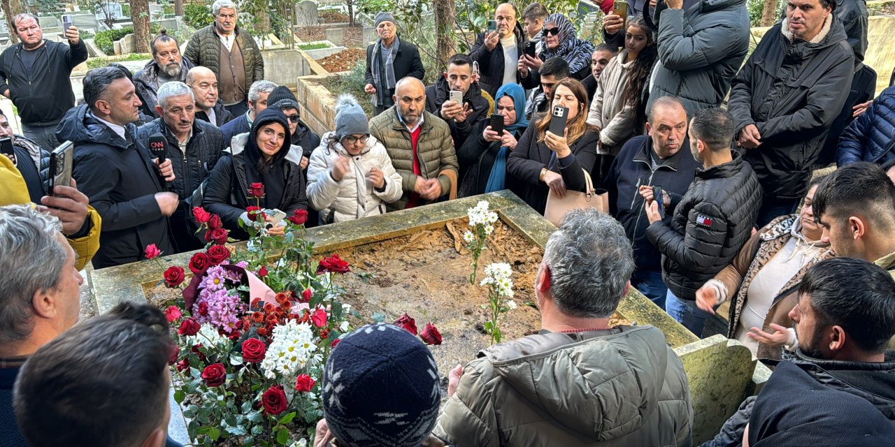 Usta sanatçı Ferdi Tayfur'un sevenleri kabrine akın etti