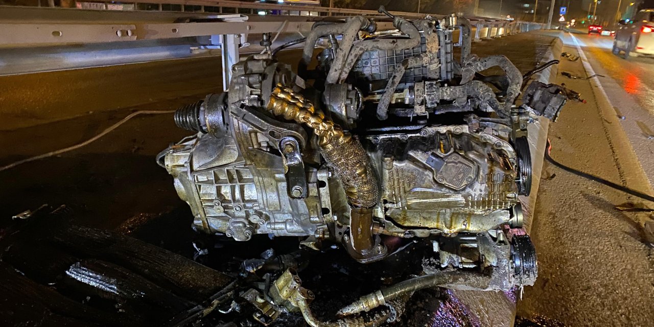 Otomobilin motoru yerinden koptu