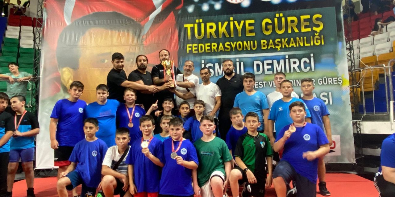 Kağıtspor’dan şampiyonluklarla dolu bir yıl