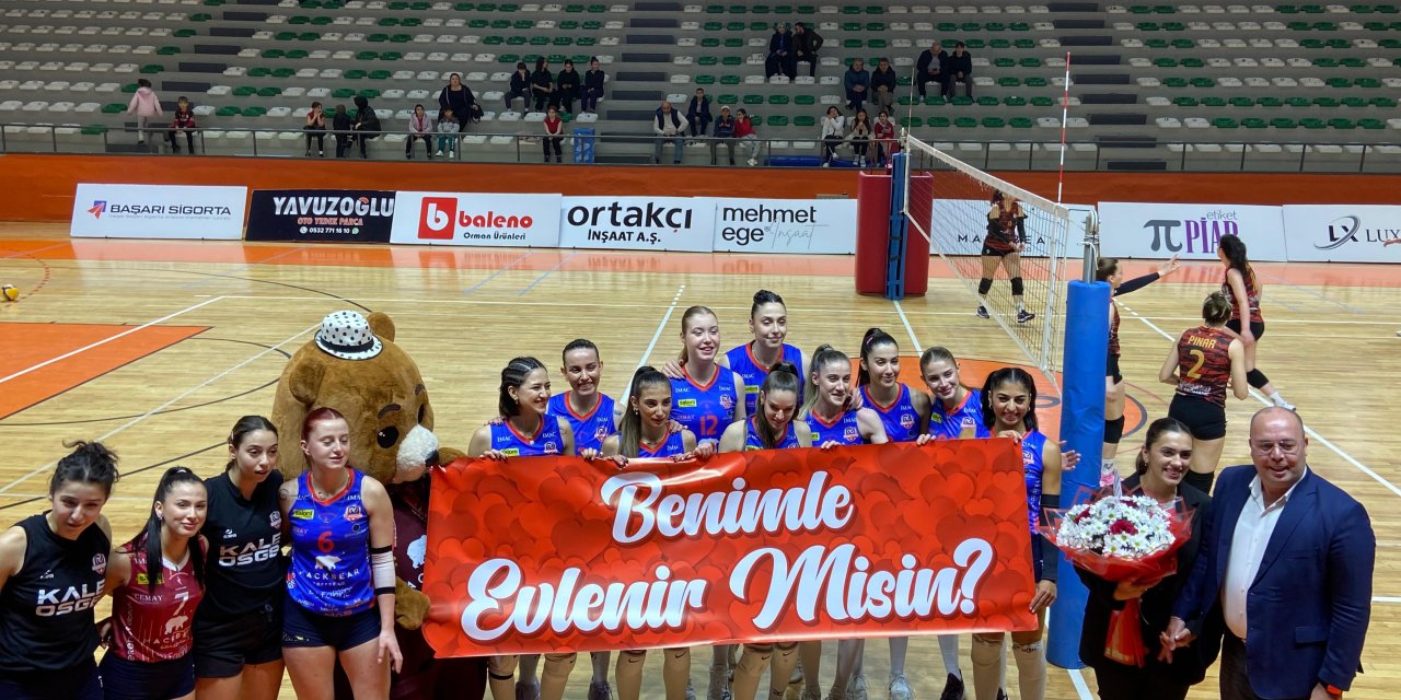 Voleybol maçında sürpriz evlenme teklifi