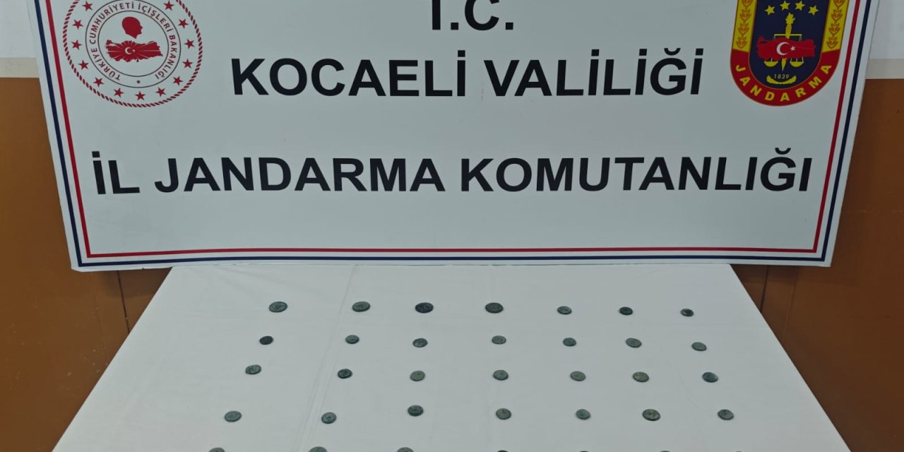 Kartepe'de tarihi eser operasyonu: 36 sikke ele geçirildi