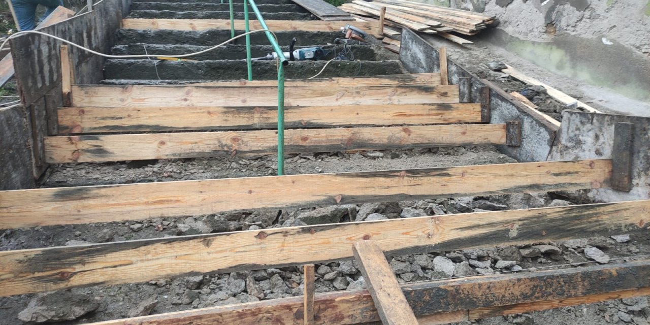 İzmit Belediyesi merdiven inşa ediyor