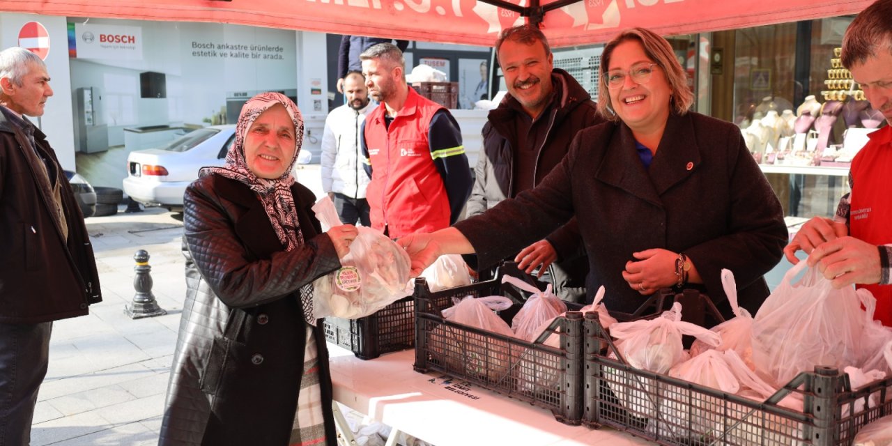 İzmit Belediyesi, mantar dağıtımına devam ediyor