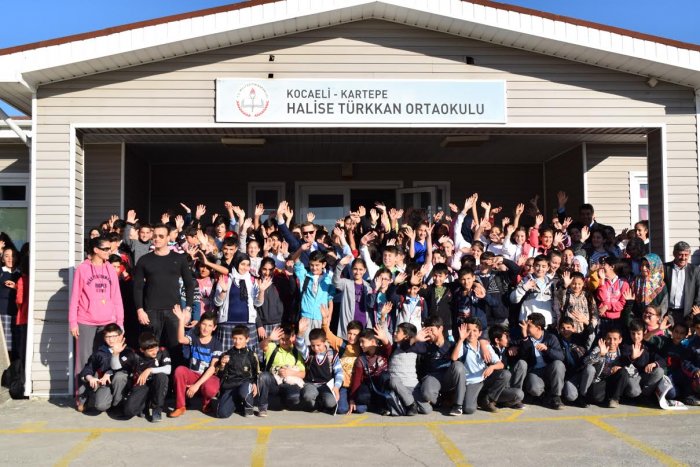 Lütfü Türkkan, annesinin okulunu ziyaret etti