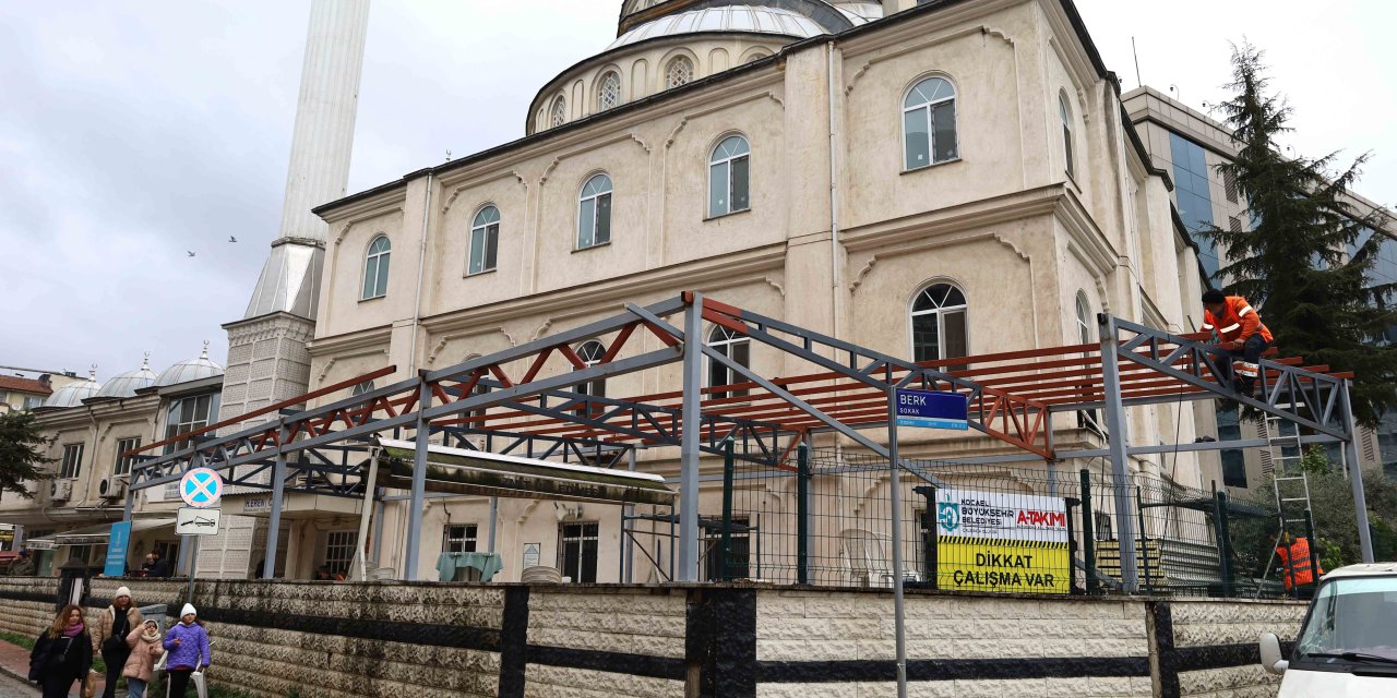 İzmit Eren Camii’ne yeni sundurma