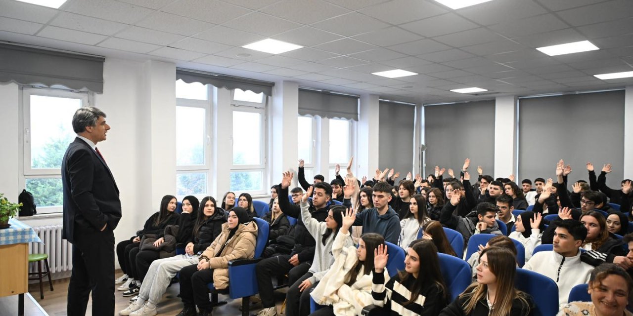 Anadolu Lisesi öğrencileriyle buluştu