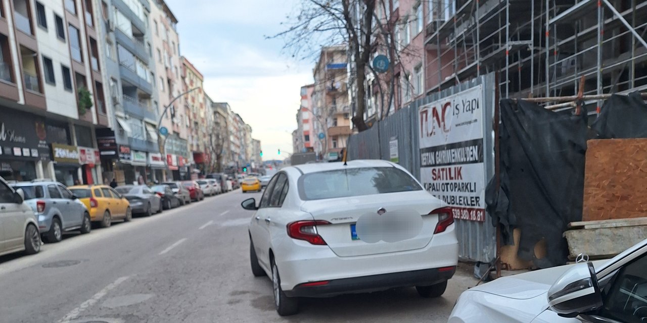 BELEDİYE ORALI BİLE DEĞİL    İnşat nedeniyle yaya kaldırımı kapattılar!