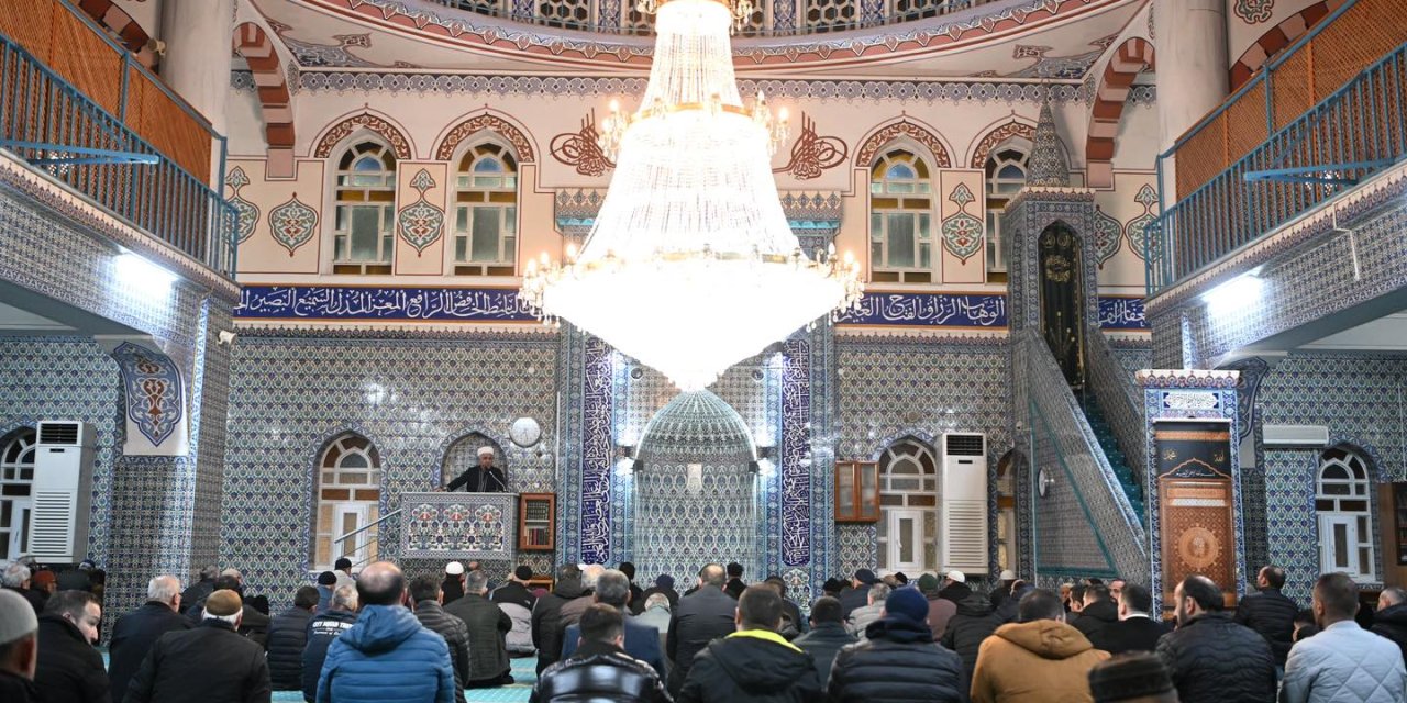 Kartepe'de vatandaşlar camilere akın etti