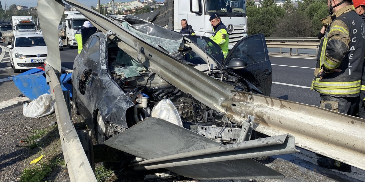 Otomobil bariyerlere girdi: 1'i ağır 4 yaralı