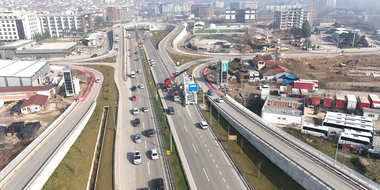 Solaklar Kavşağı’nda 120 tonluk dev montaj