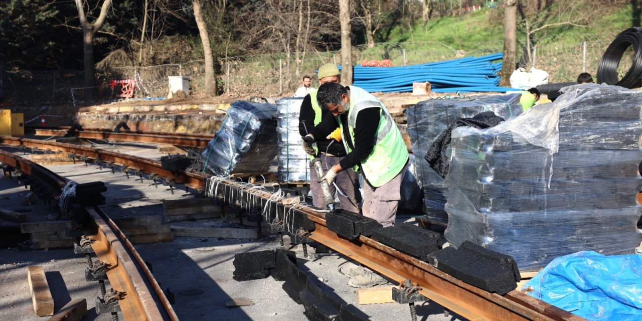 Alikahya tramvay hattında raylar döşeniyor