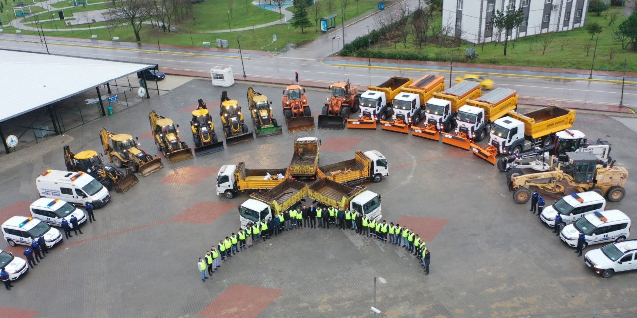 Kartepe'de ekipler yoğun  kar yağışına karşı teyakkuzda