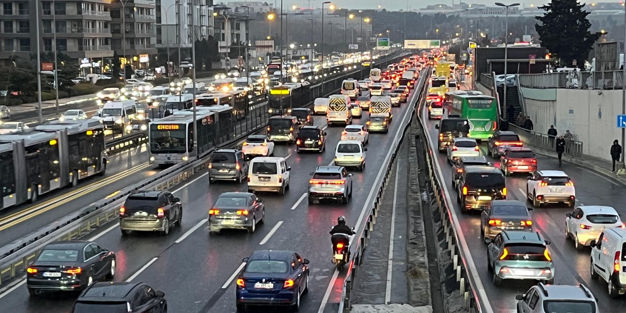 İstanbul'da kar yağışıyla birlikte trafik yoğunluğu yüzde 80'e ulaştı