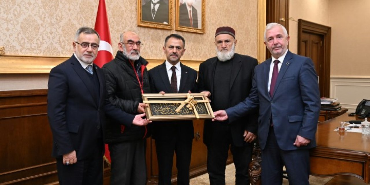 Vali Aktaş’tan hayırseverlere plaket