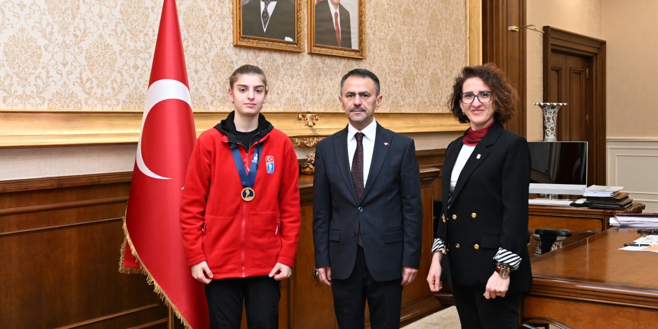 Vali Aktaş, Süveyda Nil Yalçın’ı Tebrik Etti