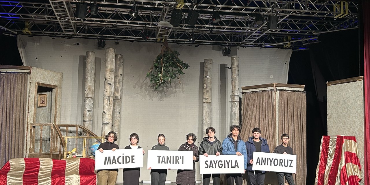 TEV, Bağışçısı Usta Sanatçı Macide  Tanır’ı Tiyatro Sahnesinde Andı