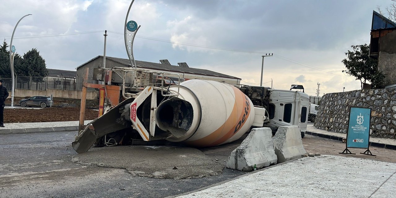 Gebze'de beton mikseri devrildi