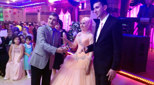 Genç çiftin yüzüklerini Taşdemir taktı