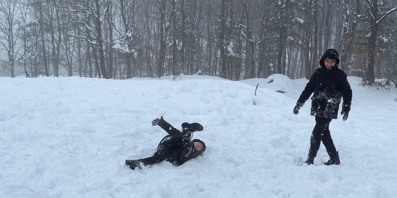 Çocuklar kartopu oynamaya doyamadı