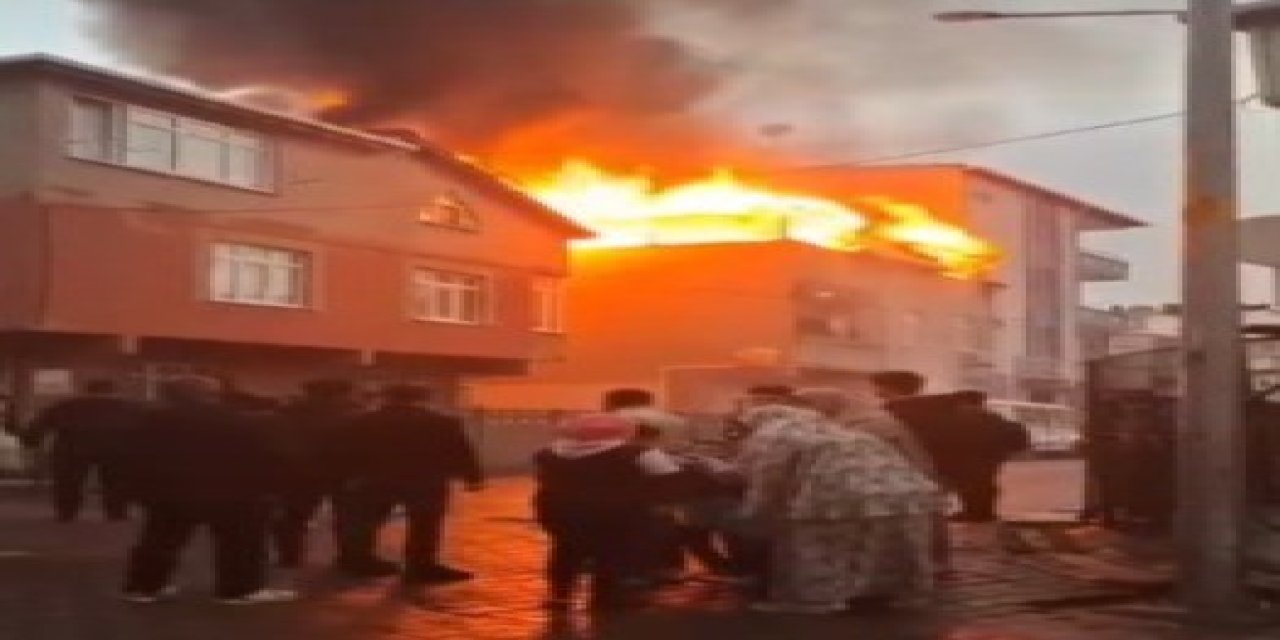 Çatı yangını yan binaya sıçradı: 1 kişi dumandan etkilendi