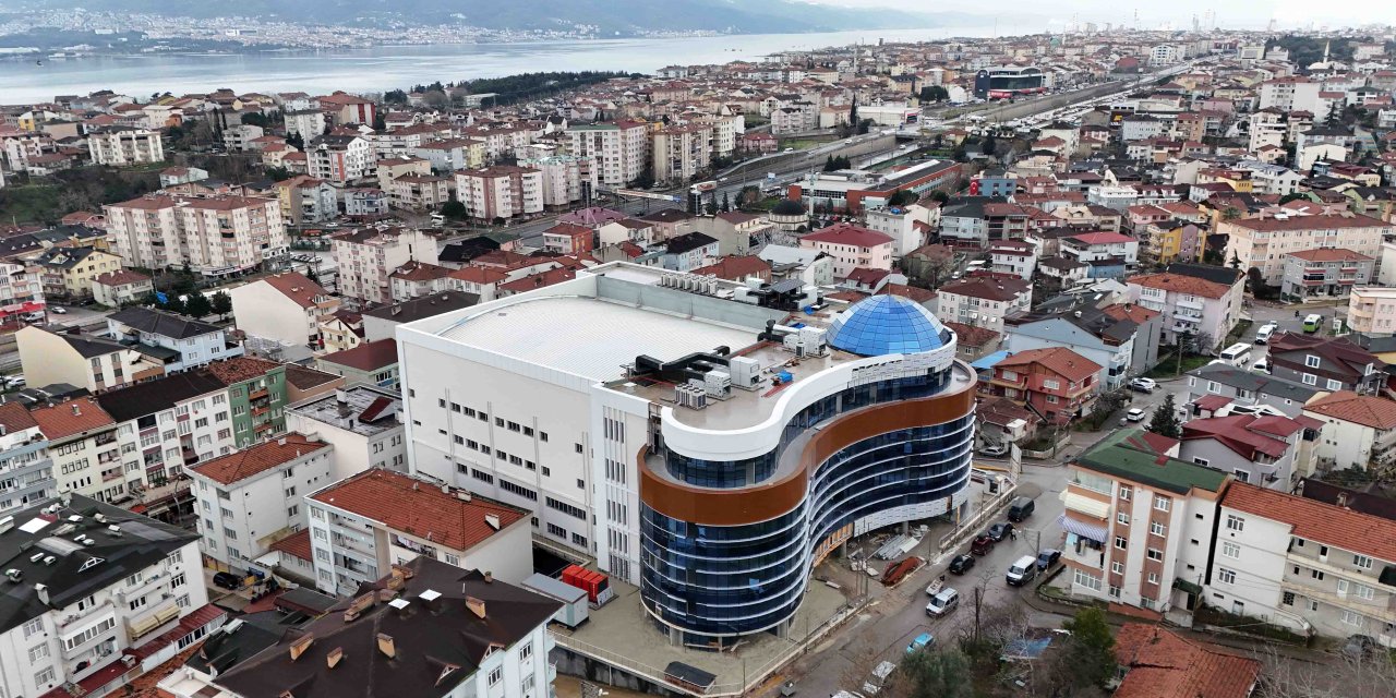 Derince Belediyesi hizmet binasında yoğun tempo