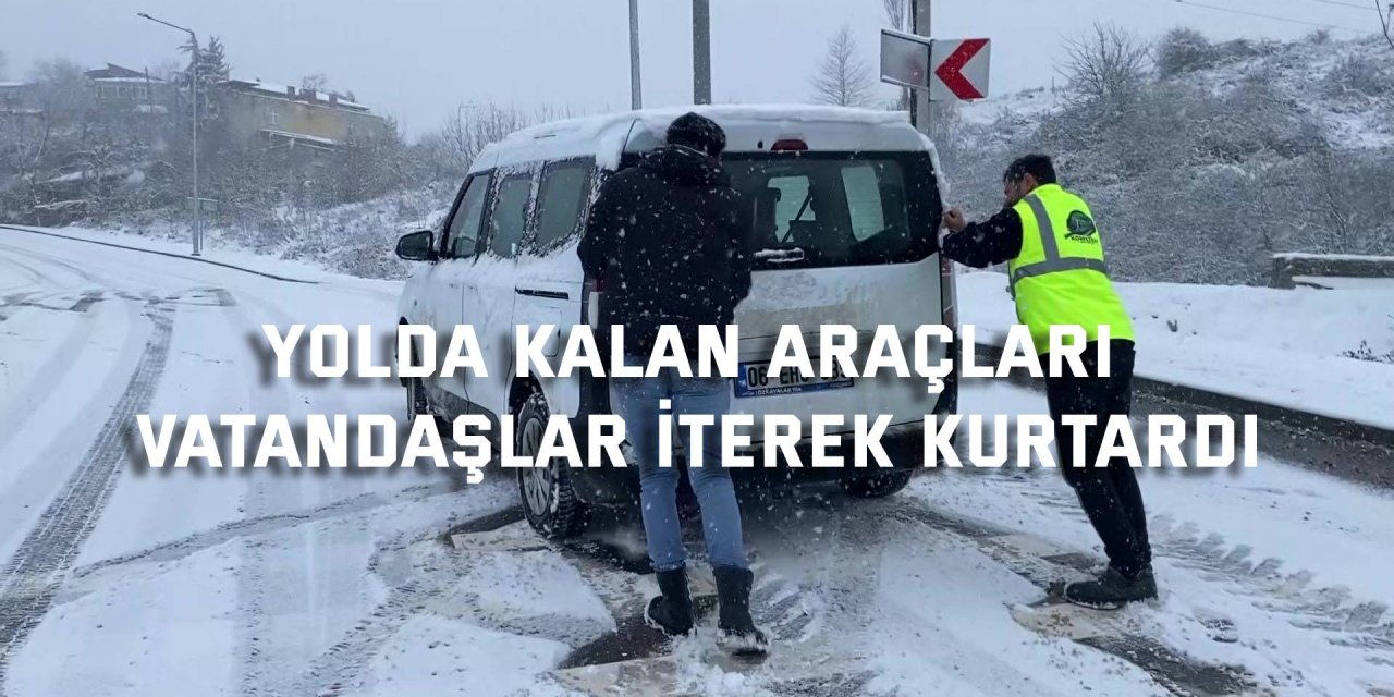 Yolda kalan araçları vatandaşlar iterek kurtardı