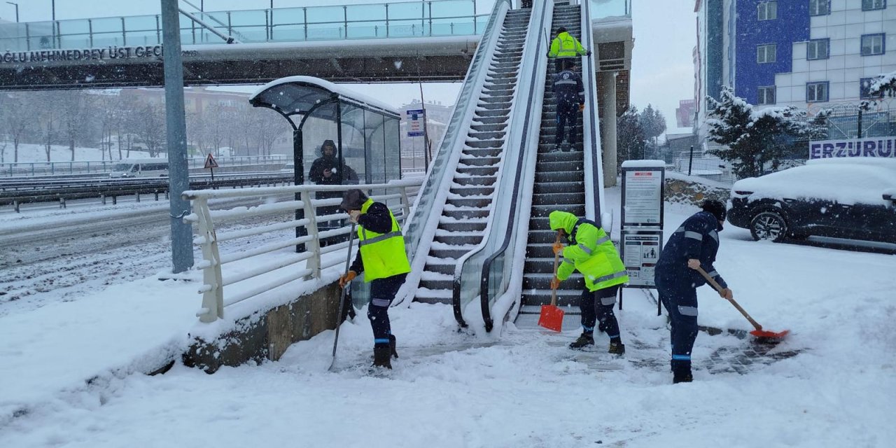 Büyükşehir 12 ilçede, tüm gücüyle sahada