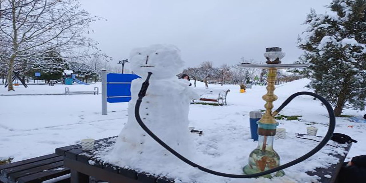 Kar yağdı, sokaklar açık hava sergisine döndü