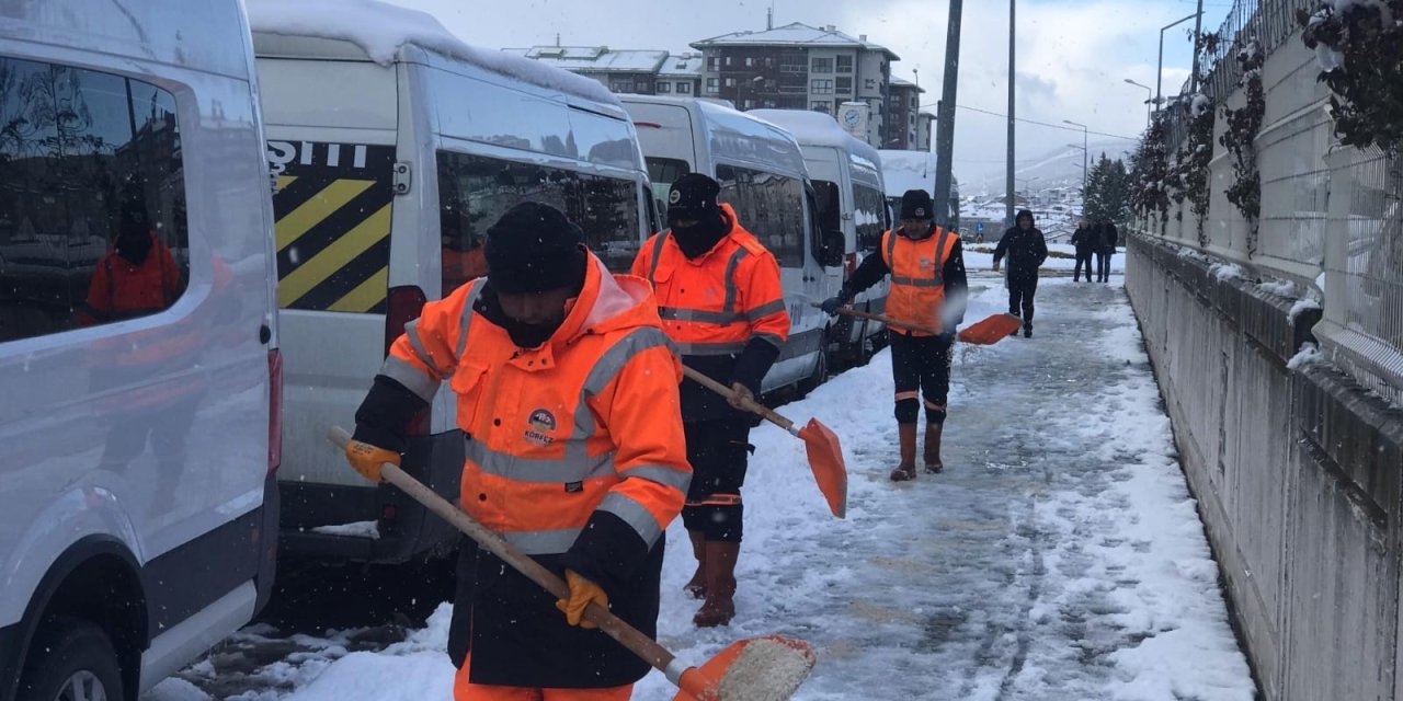Körfez'de yollara 2 bin  750 ton tuz döküldü