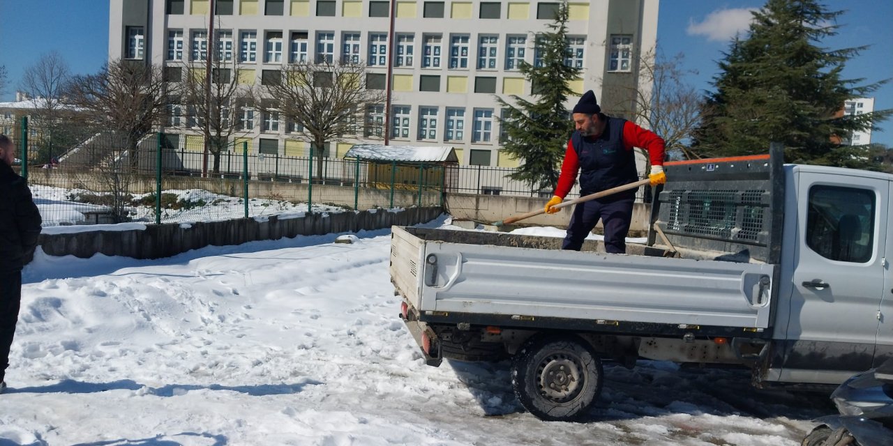 İZMİT BELEDİYESİ    Buzlanmaya karşı çalışmalarını sürdürüyor