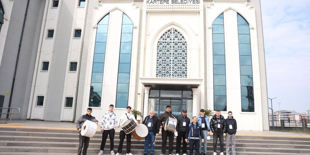 11 Ayın Sultanı için davulcular sokaklarda