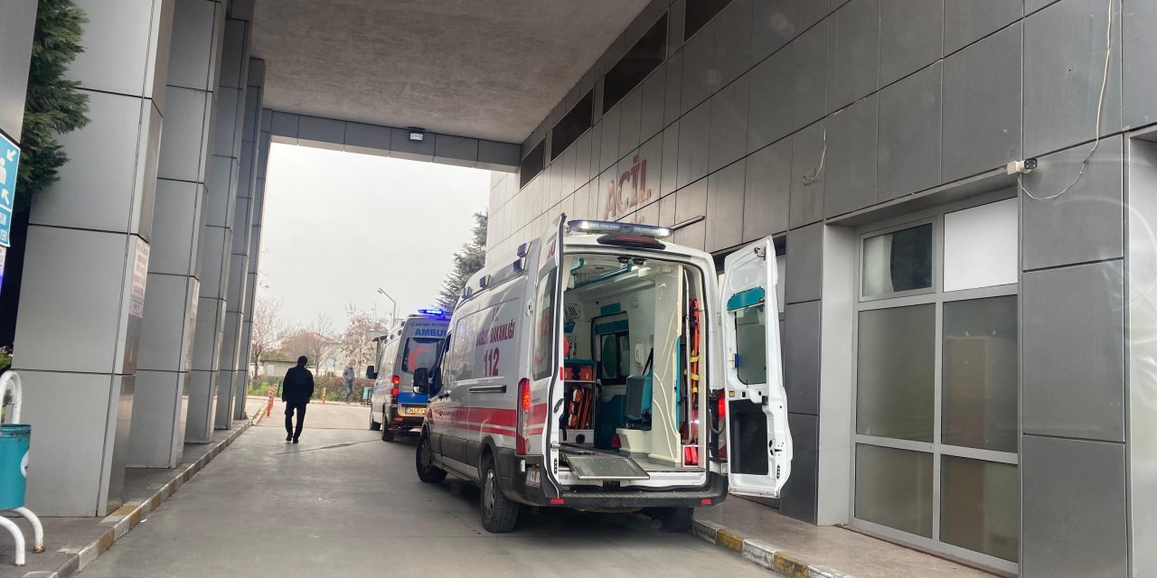 El frenini çekmeyi unuttu, bariyer ile kapı arasında sıkıştı