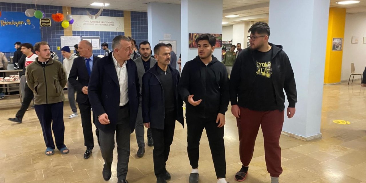 Vali Aktaş ve Büyükakın İftarda Öğrencilerle Buluştu