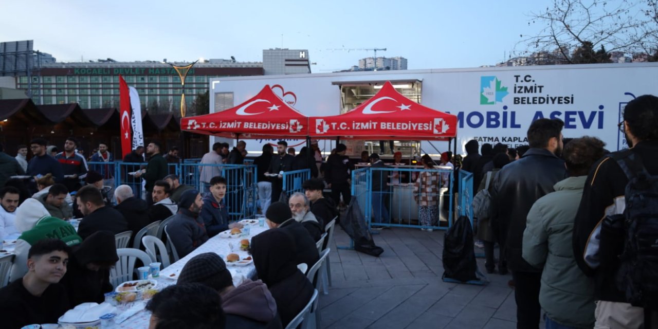 İzmit Belediyesi Mobil Aşevi’nden İftar Yemeği