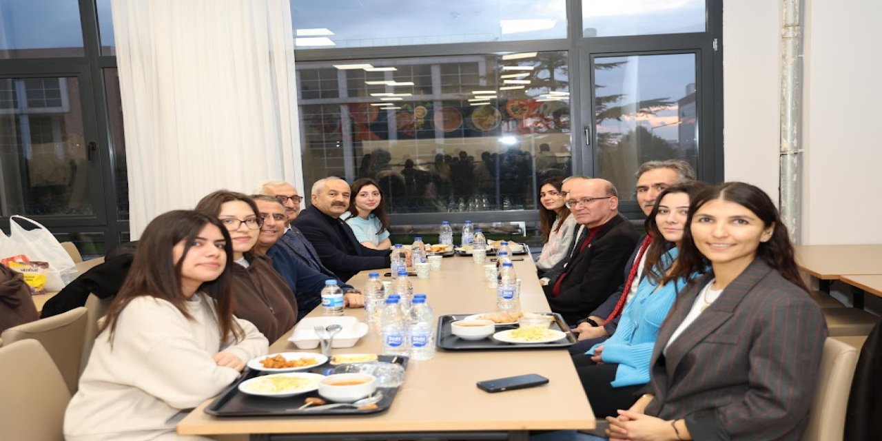 Öğrencilerle birlikte iftar yaptılar