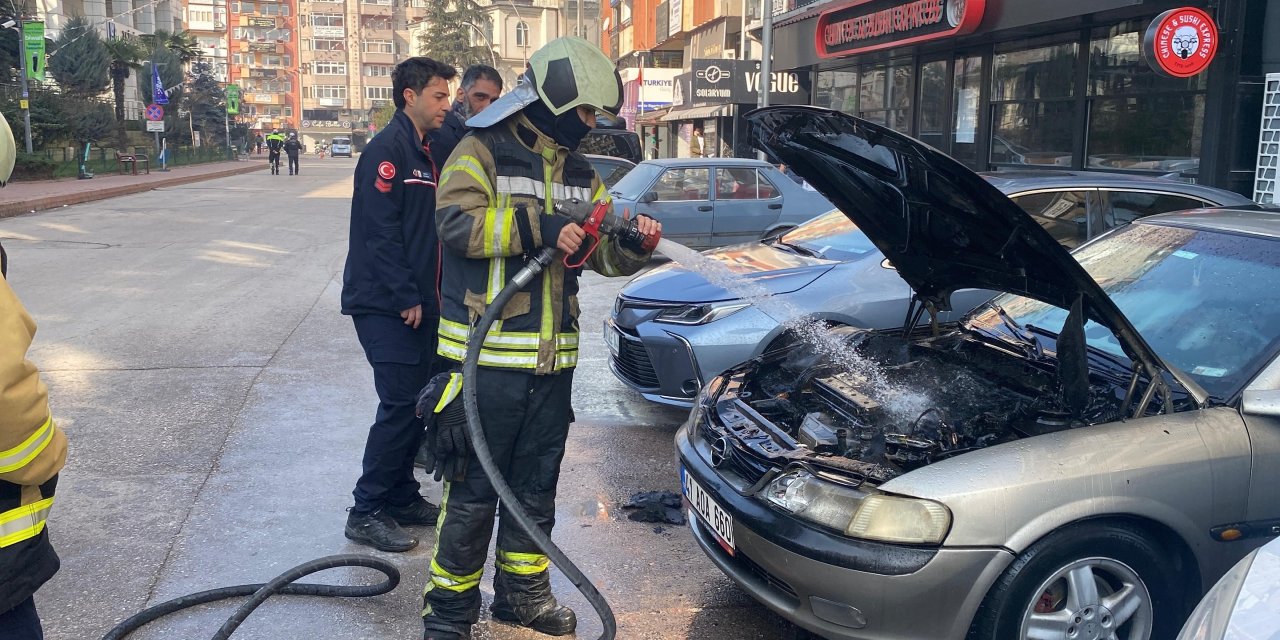 Park halindeki otomobilde yangın çıktı