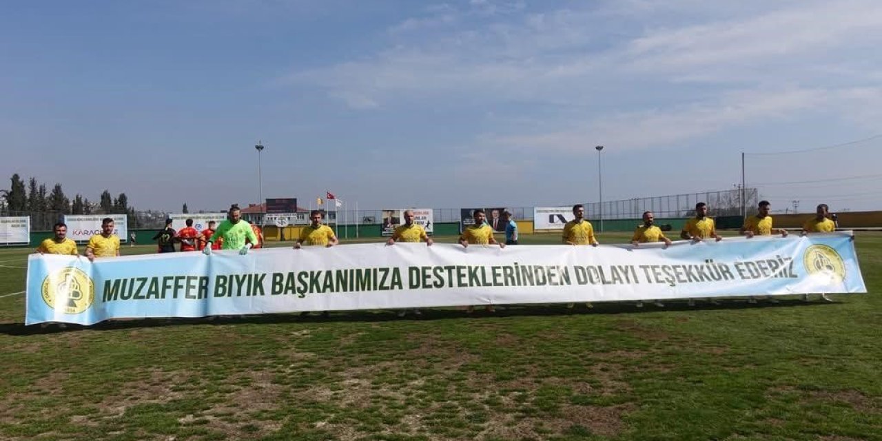 Futbolculardan Başkan Bıyık'a teşekkür pankartı