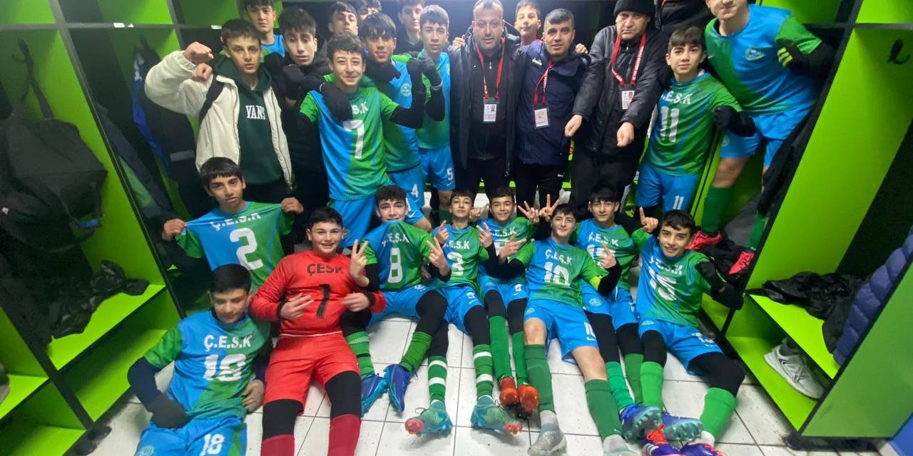 Genç futbolcuları namağlup şampiyon