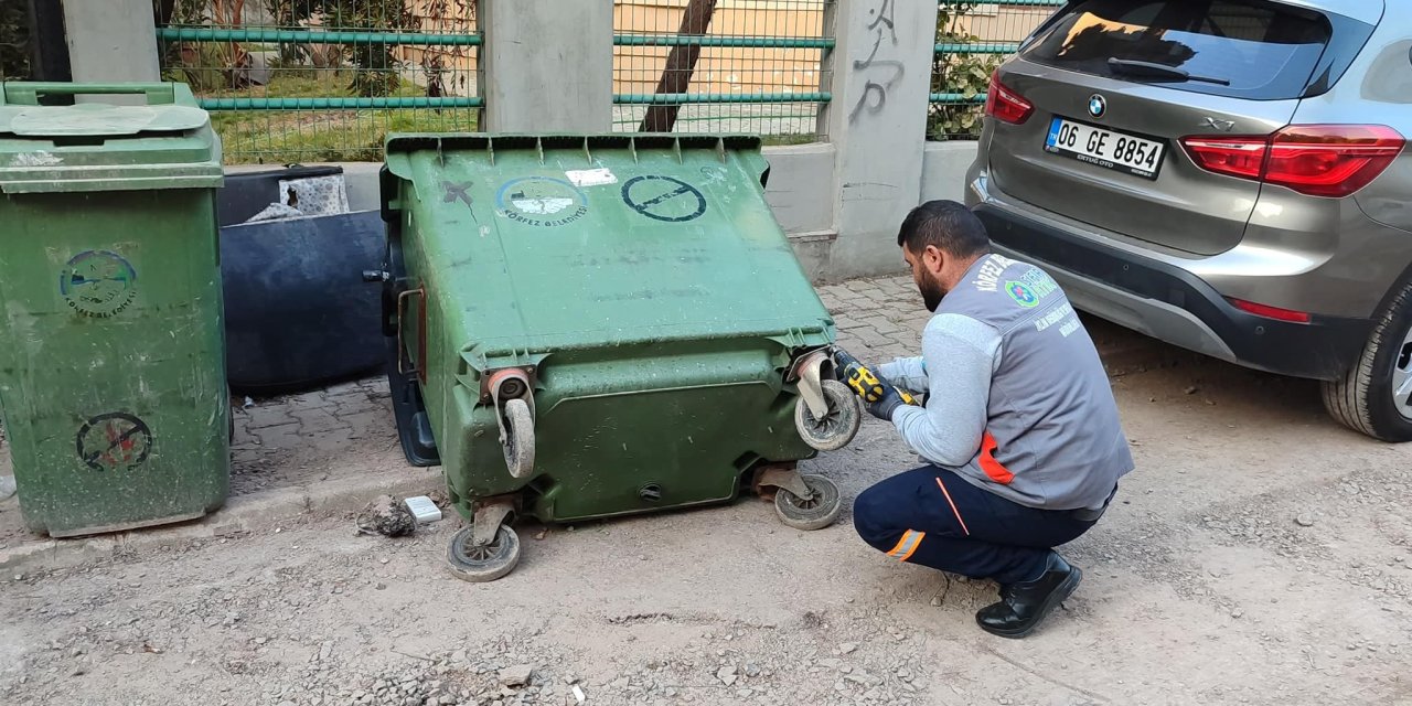 Çöp konteynırları yerinde tamir ediliyor