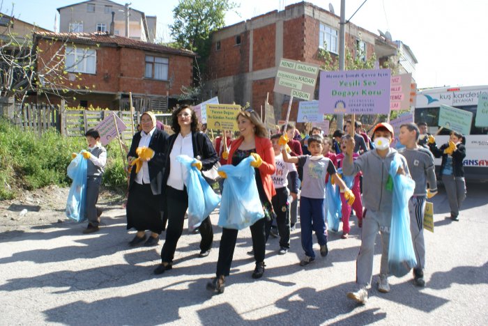 Birlikte sokakları temizlediler