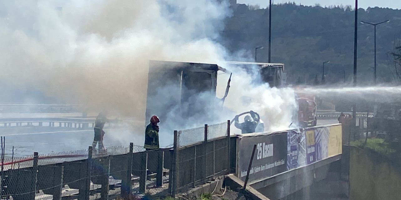 Tır alevlere teslim oldu: Trafik kilitlendi