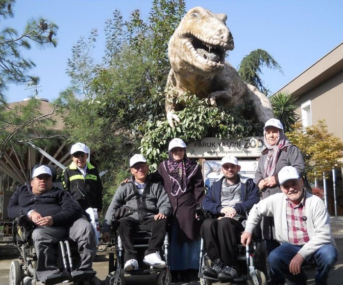 Engelliler hayvanat bahçesini gezdi