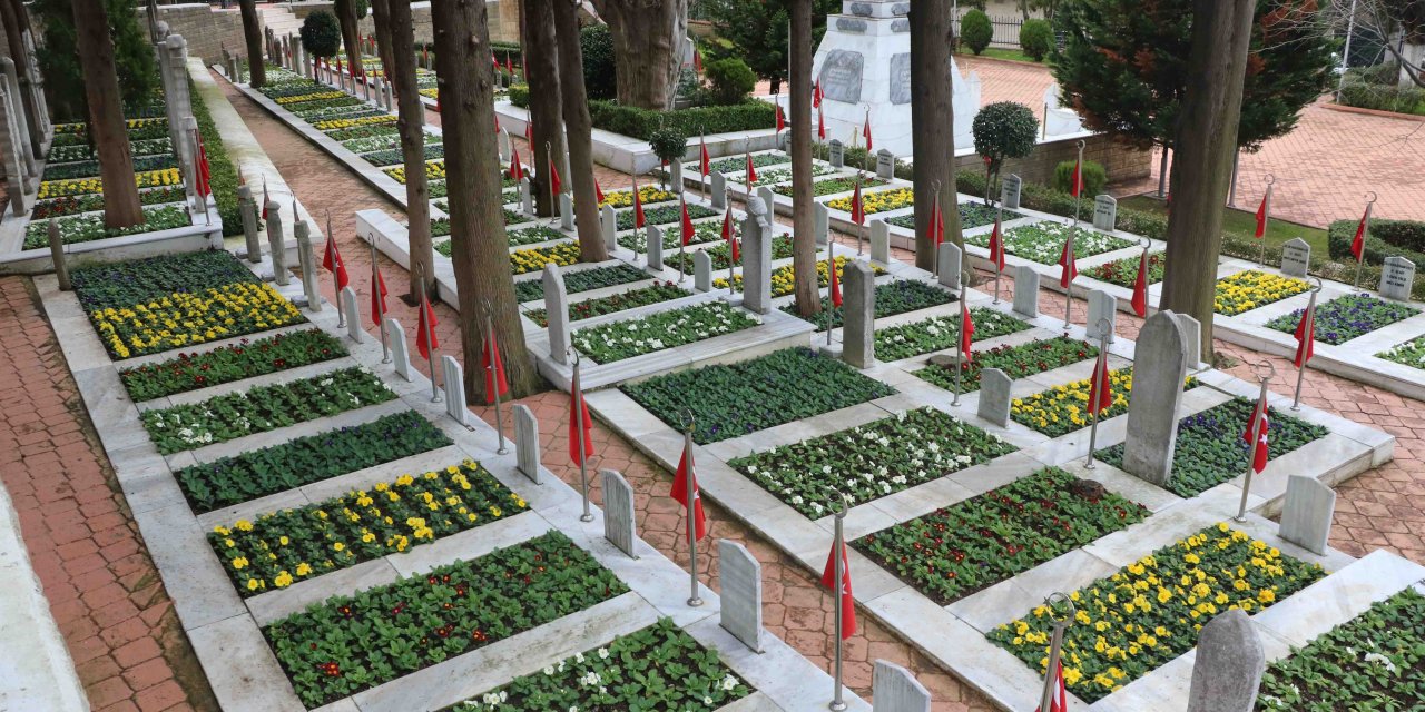 Şehitlikler, “18 Mart Çanakkale Zaferi” için hazırlandı