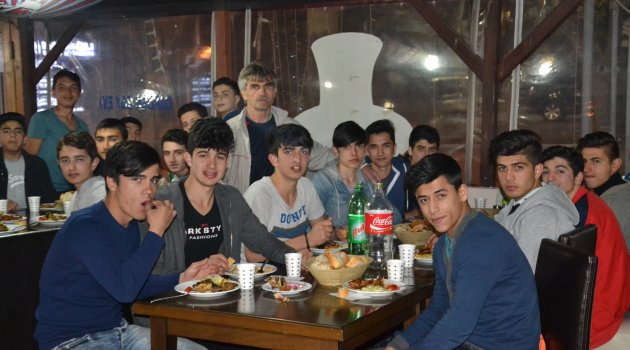 Yemekle zafer kutladılar