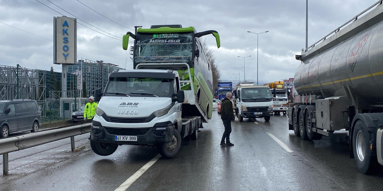 Özel halk otobüsü kamyonetle çarpıştı: 3 yaralı