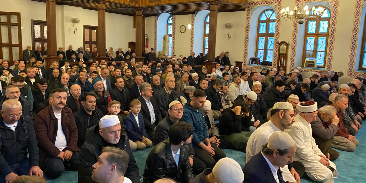 Vatandaşlar bayram namazı için camiye akın etti