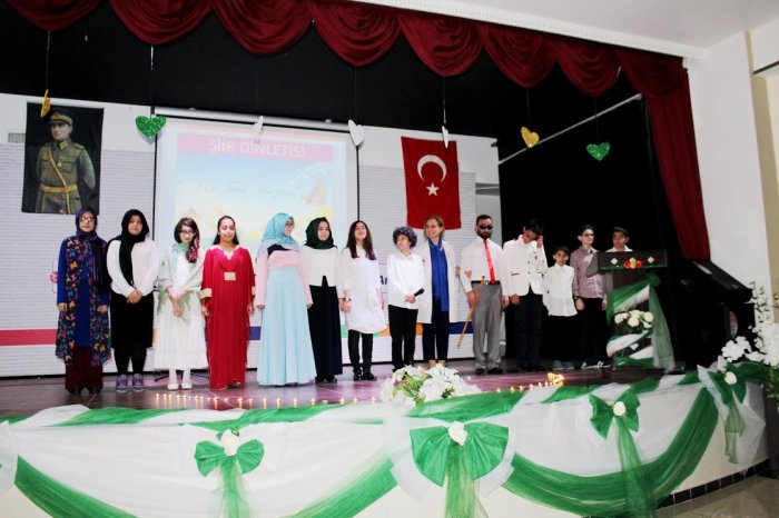 Özel Hisar öğrencilerinden şiir dinletisi