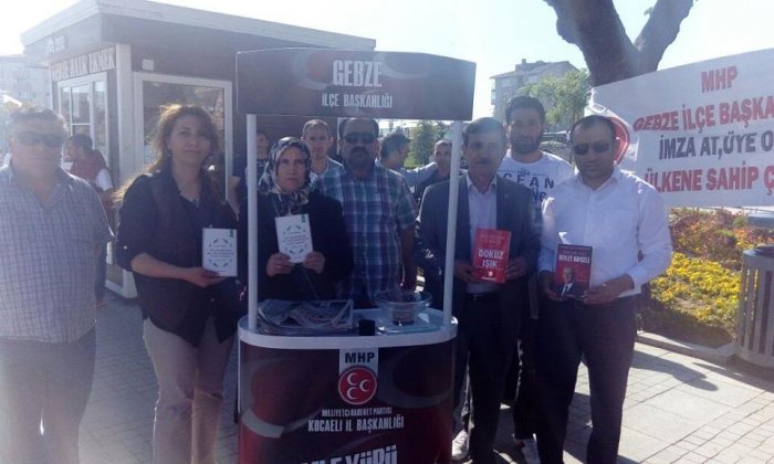 MHP’liler kitap dağıttı